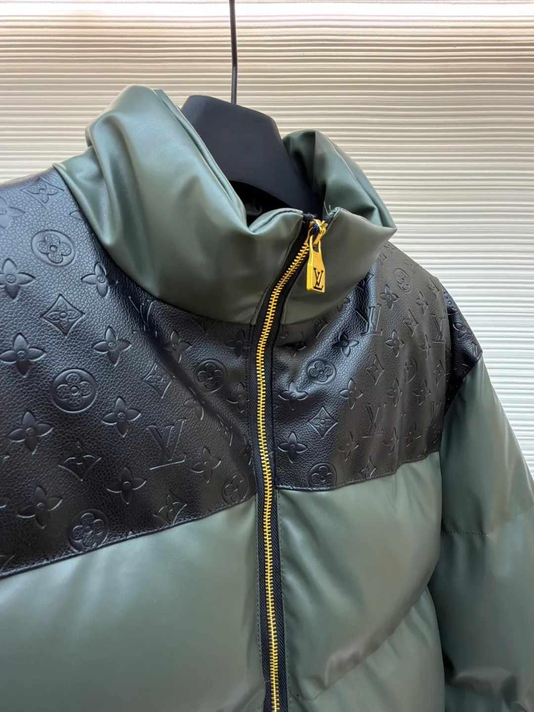 LOUIS VUITTON embossed splicing down jacket ●Original version: purchased and developed at 39599 ●Item number: 1682246-D35 ●Fabric: cotton fabric ●Technology: embossed production ●Version: fitted version ●Weight: about 1455 grams ●Size: 46-48-50-52 ●Description: This Louis Vuitton color-blocked down jacket is made with high-end craftsmanship. The main body of the jacket is made of high-grade artificial leather with a matte texture. It has been treated with water-repellent treatment and softened and polished multiple times. It has a delicate touch and is wrinkle-resistant. The shoulders and collar are spliced with black leather embossed with the classic Monogram pattern. The embossing process is hot-pressed with a precise temperature-controlled mold. The pattern has a uniform depth and a three-dimensional outline, restoring the brand's iconic elements. The filling layer adopts the golden ratio of 90% white goose down and 10% feathers. It is manually filled through the divided down filling process. The amount of down in each grid is precisely controlled to ensure that the warmth and fluffiness are evenly distributed. The metal zipper is made of custom-made brass and has been treated with gold-plated anti-oxidation treatment. The zipper teeth have high tightness and smooth pulling. The neckline is cut with a stand-up collar, which is fixed with three-dimensional stitching technology. The overall stitching adopts double-needle overlocking technology. The stitching is fine and flat, taking into account durability and light luxury texture. The details show the brand's ingenious craftsmanship. The overall wiring is straight and delicate, the fabric is comfortable and soft, and the color is consistent without color difference. It can be matched with the same style to create a fashionable look and control various occasions. Customized accessories, complete with three standards, same style for men and women!